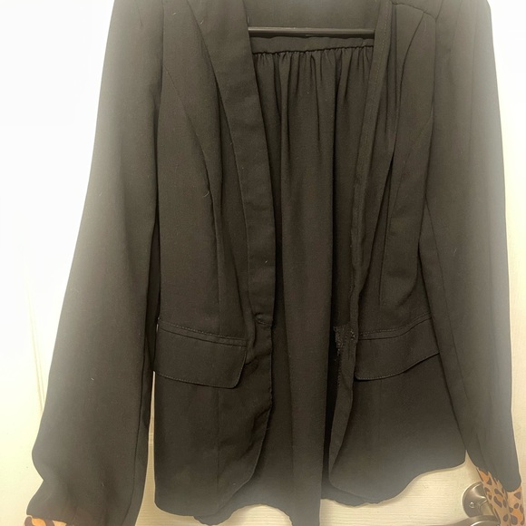 Vintage blazer- black leopard print! Perfect with jeans! 🐈 - Picture 4 of 4